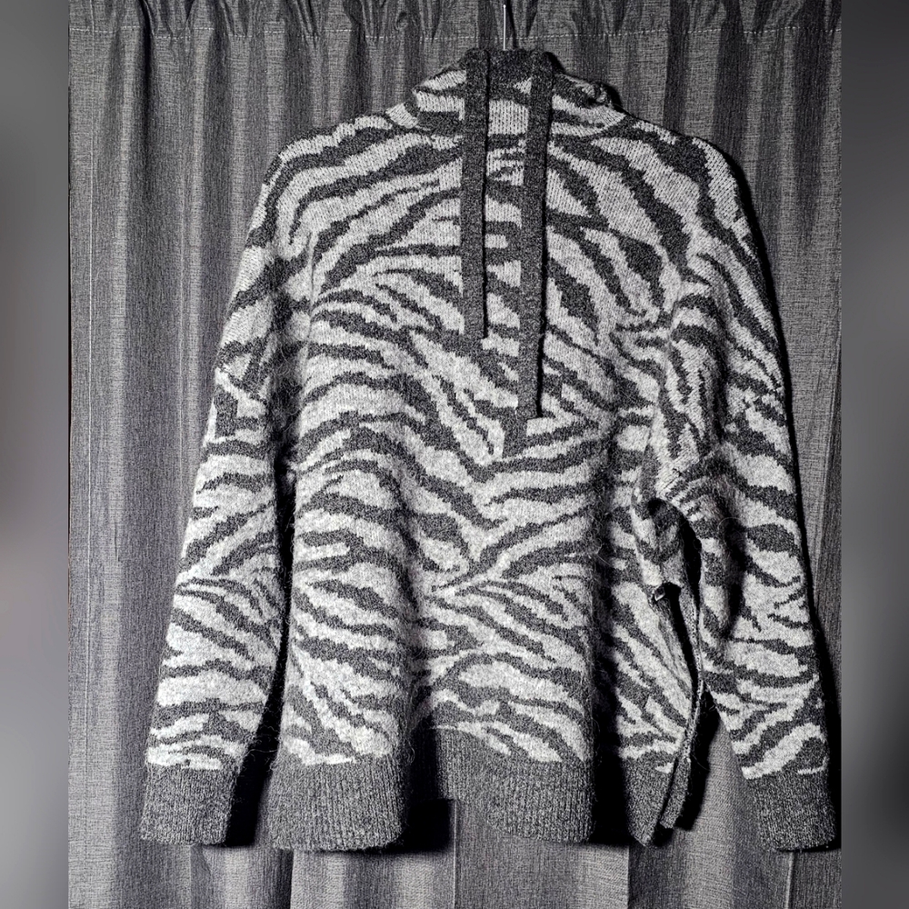 Zara Gray Zebra Print Women's Sweater Sz XS/S